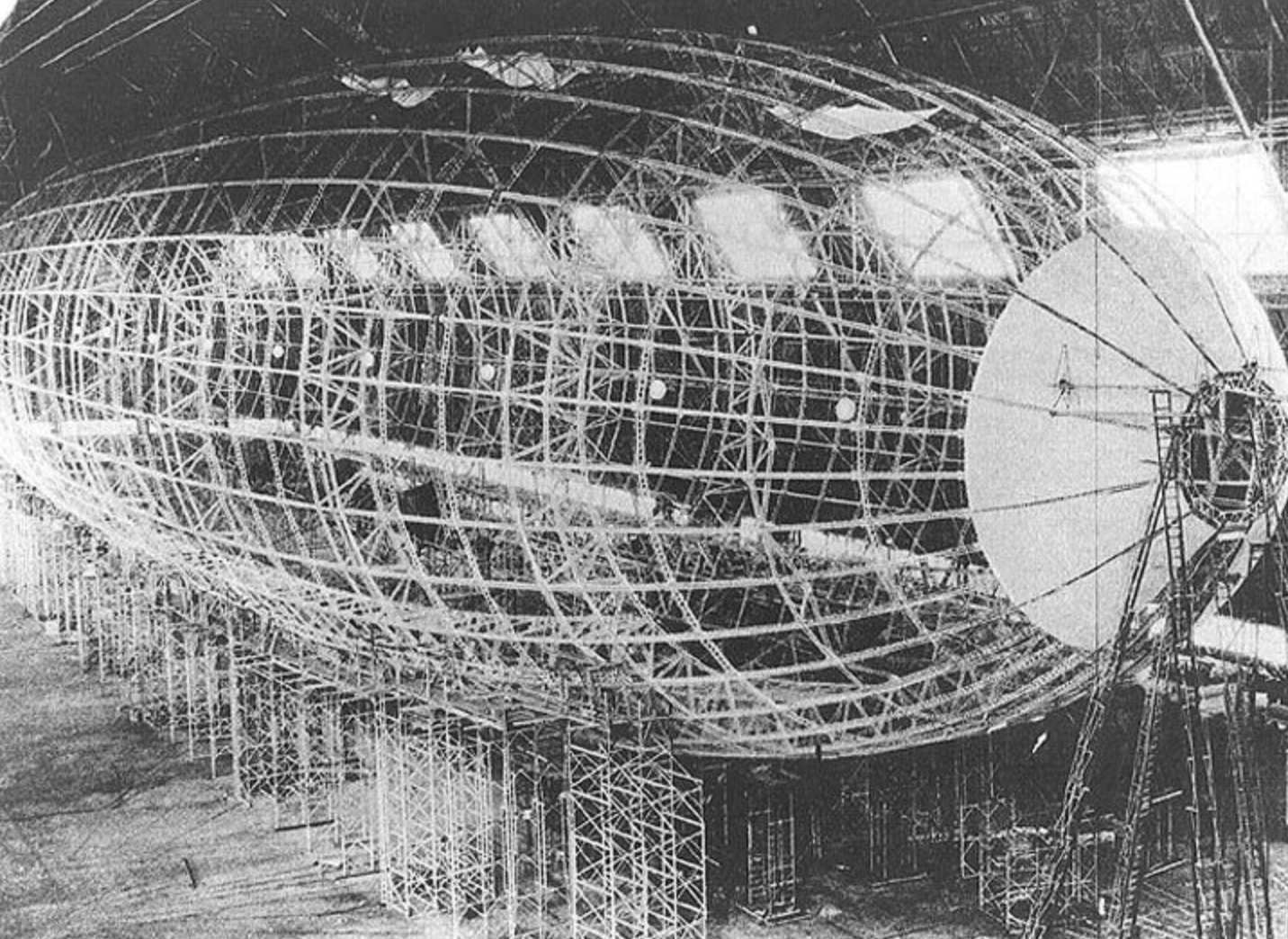 38 Vintage Pics of Zeppelins Under Construction